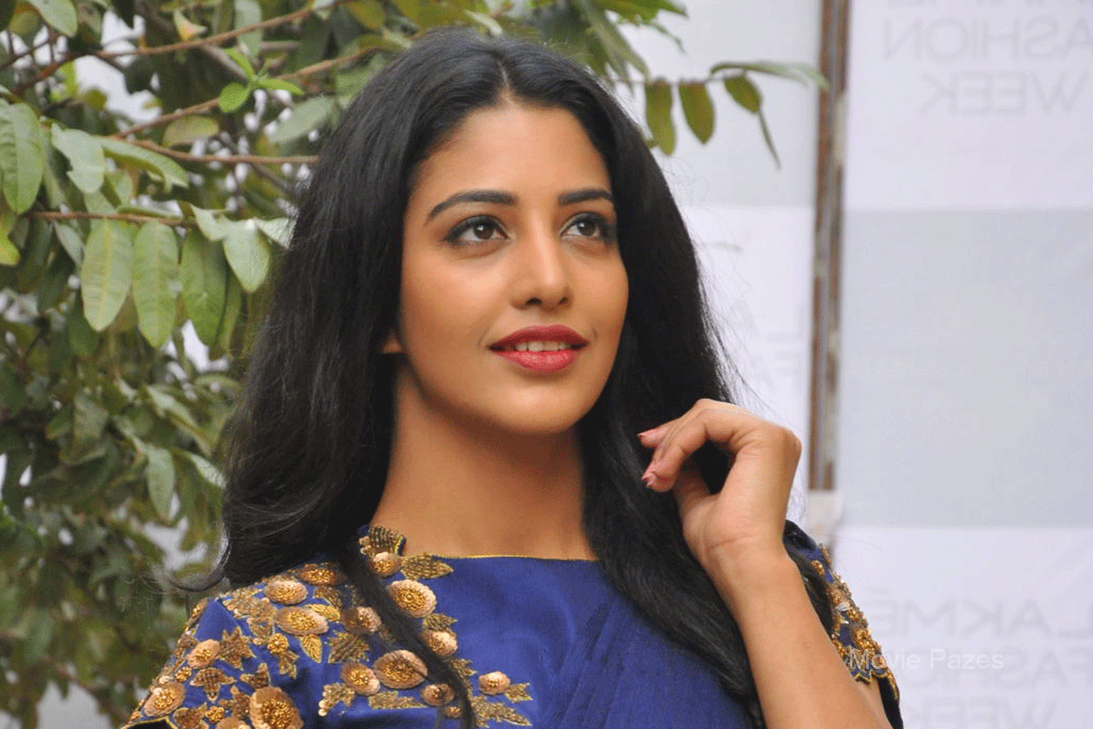 daksha-nagarkar-photo-shoot-at-an-event